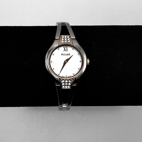 Pulsar by Seiko NIB Small Petite Round Silver Gold Ladies Watch Working - Picture 6 of 9